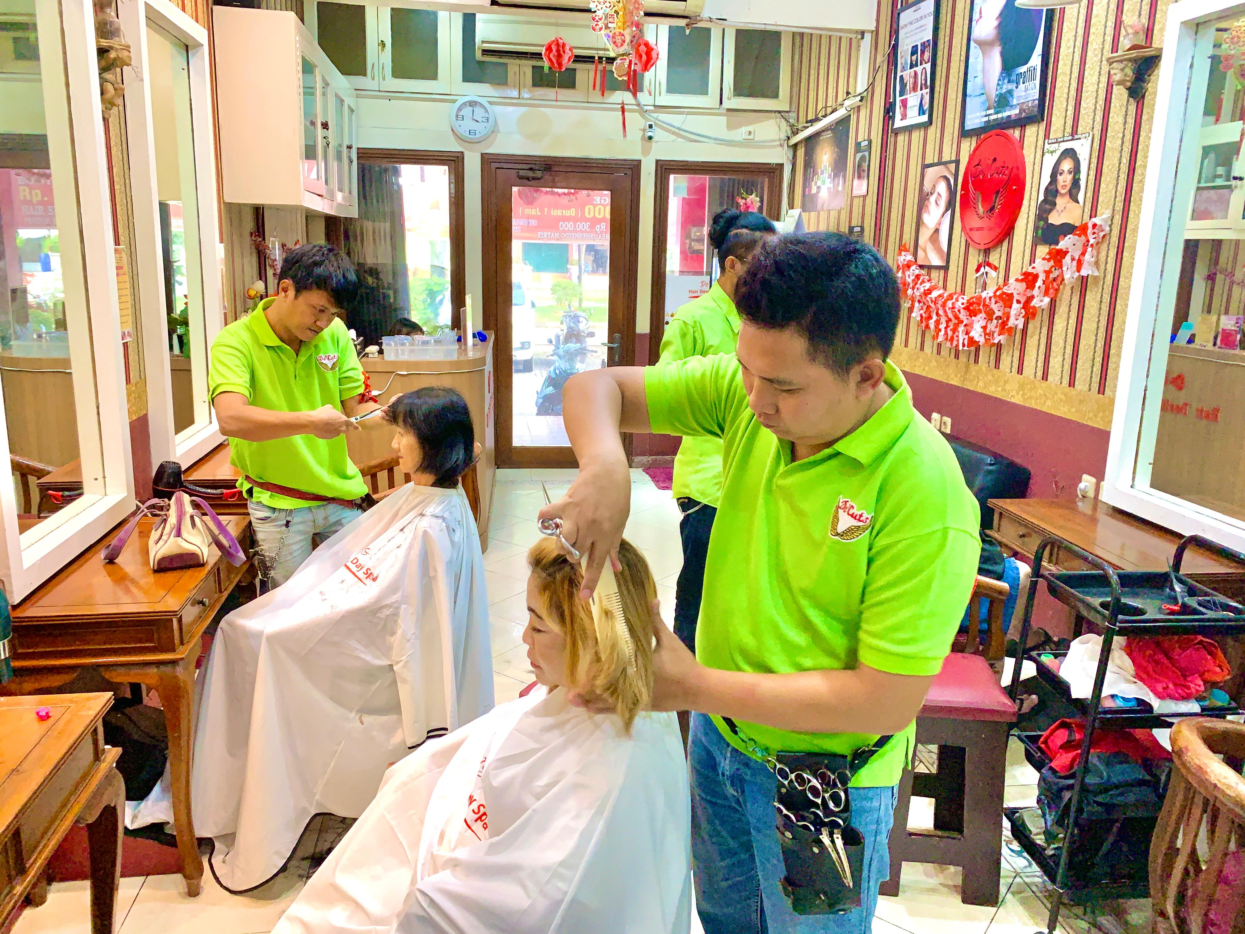 Dari Mimpi Ciptakan Lapangan Kerja, Hingga De’cuts Jadi Salon Pilihan Warga